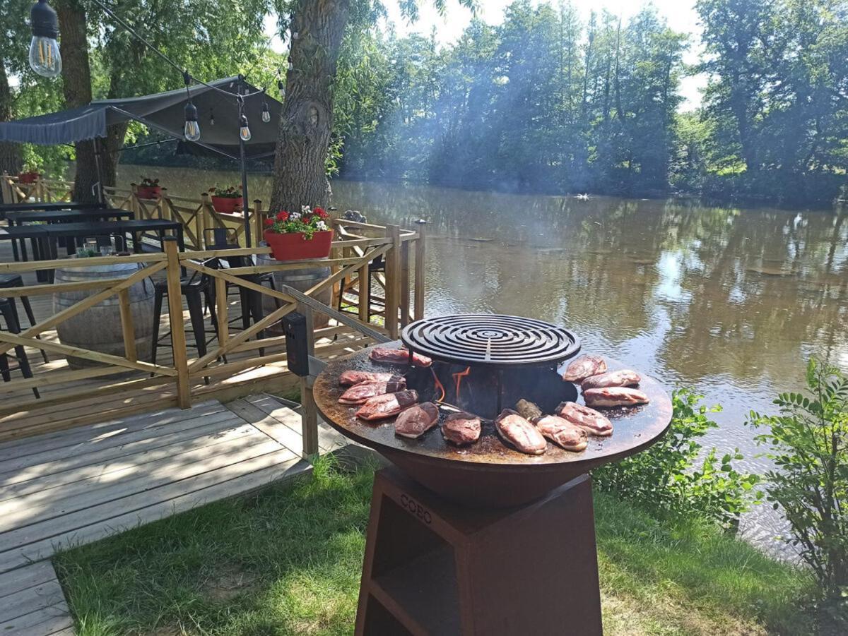 Tonneau Herbergement Insolite Au Camping Des Nieres Ebreuil Экстерьер фото