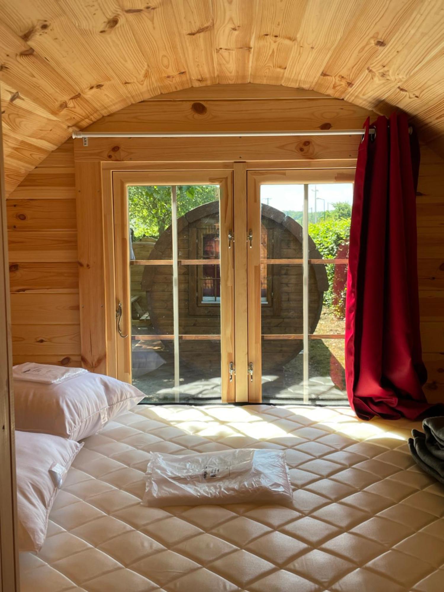 Tonneau Herbergement Insolite Au Camping Des Nieres Ebreuil Экстерьер фото